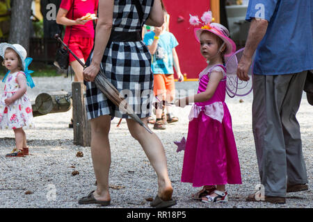 Tunder Fesztival (Feen' Festival) in Sopron, Ungarn am 24. Juni 2017 - Mädchen in rosa Fee Kostüm Stockfoto