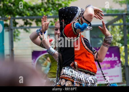 Tündérfesztivál (Festival der Feen und Elfen) in Sopron, Ungarn am 24. Juni 2017 - Indischer Tanz Show, zwei Frauen tanzen Stockfoto