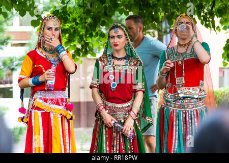 Tündérfesztivál (Festival der Feen und Elfen) in Sopron, Ungarn am 24. Juni 2017 - Indischer Tanz Show, drei Frauen ruhen Stockfoto