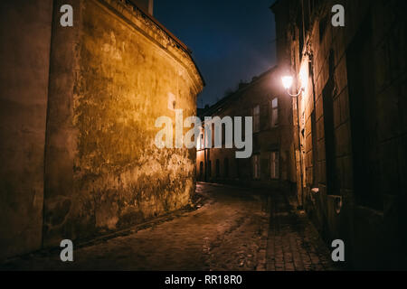 Alten schmalen Nacht Vilnius Straße mit alten Architektur und Winter Hintergrund Stockfoto