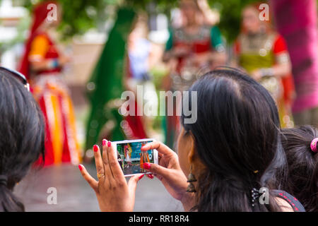 Tündérfesztivál (Festival der Feen und Elfen) in Sopron, Ungarn am 24. Juni 2017 - Die Frau aus Indien holding Handy Rückansicht Stockfoto