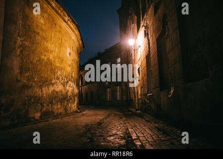 Alten schmalen Nacht Vilnius Straße mit alten Architektur und Winter Hintergrund Stockfoto