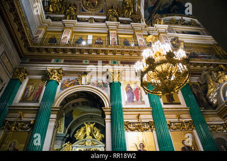 Fragment der reichen Innenausstattung der Orthodoxen alten St. Isaak Kathedrale in St. Petersburg, Russland Stockfoto