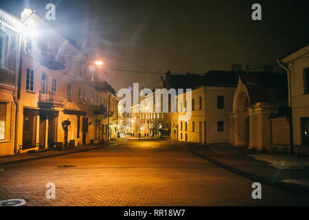 Alten schmalen Nacht Vilnius Straße mit alten Architektur und Winter Hintergrund Stockfoto