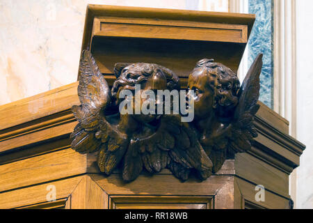 Antike Wanddekoration, zwei kleinen niedlichen Engel aus Holz auf der alten Holzkirche cathedra Stockfoto