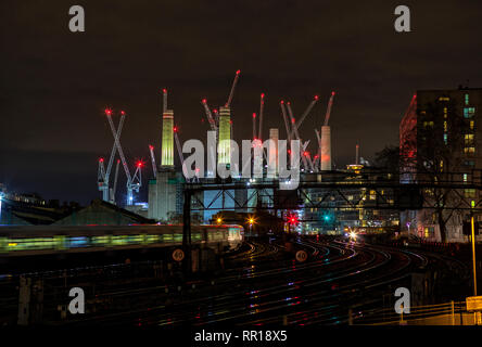 Ebury Bridge, London Victoria mit Battersea Power Station hinter Southern and South Eastern trains Annäherung an & Abreise von London Victoria Station. Stockfoto