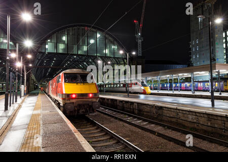 London North Eastern Railway Klasse 91 Elektrische und es Austausch, ein azuma Zug (auf einem Testlauf) in London Kings Cross Station Stockfoto