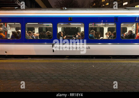 Pendler auf einer belebten Chiltern Railways Zug in London Marylebone in der abendlichen Hauptverkehrszeit warten abzuweichen. Stockfoto