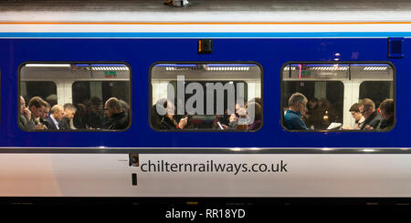 Pendler auf einer belebten Chiltern Railways Zug in London Marylebone in der abendlichen Hauptverkehrszeit warten abzuweichen. Stockfoto