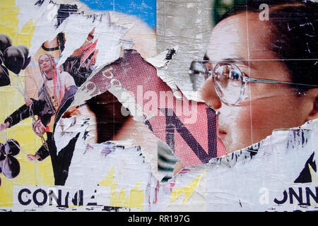 Urban Collage / Décollage. Reste zerrissener Plakate an der Wand, London, Großbritannien Stockfoto