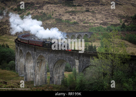 Die traditionelle Jacobite Dampfzug auf der hohen glenfinnan Eisenbahnviadukt in eine Landschaft im westlichen Hochland von Schottland, Großbritannien. Stockfoto
