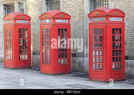 Vintage Telefonzellen in einer Reihe, London. Stockfoto