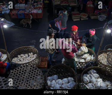 KINTAMANI, BALI - NOVEMBER 2017: Menschen bei Kintamani Markt, verkaufen Sie alles, was für die heiligen Gaben Stockfoto
