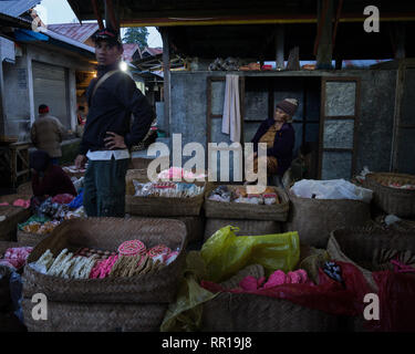 KINTAMANI, BALI - NOVEMBER 2017: Menschen bei Kintamani Markt, verkaufen Sie alles, was für die heiligen Gaben Stockfoto