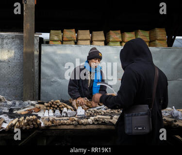 KINTAMANI, BALI - NOVEMBER 2017: Menschen bei Kintamani Markt, verkaufen Sie alles, was für die heiligen Gaben Stockfoto