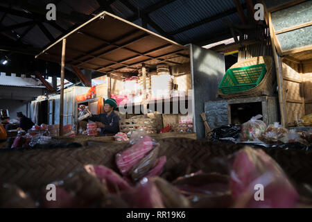 KINTAMANI, BALI - NOVEMBER 2017: Menschen bei Kintamani Markt, verkaufen Sie alles, was für die heiligen Gaben Stockfoto