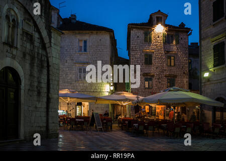 St. Luke's Platz (Trg Sv Lukas), Abend: Kotor, Montenegro Stockfoto