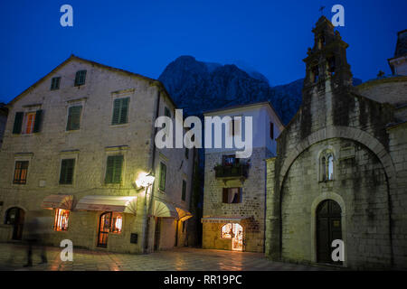 St. Luke's Kirche (Crkva Sv Lukas) in der gleichnamigen Platz (Trg Sv Lukas) am Abend: Kotor, Montenegro Stockfoto