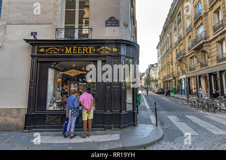 Zwei Leute, die am Fenster Anzeige in Meert, ein Geschäft, in dem Sie qualitativ hochwertige Schokolade, Kekse und Kuchen im modischen Viertel Le Marais Paris Stockfoto