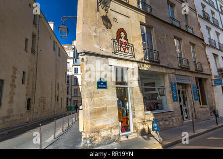 Bürger Concept Store ein Luxus Vintage Kleidung Shop auf der Rue du Roi Doré, im modischen Viertel Le Marais Paris mit Pixel Kunst an der Wand Stockfoto