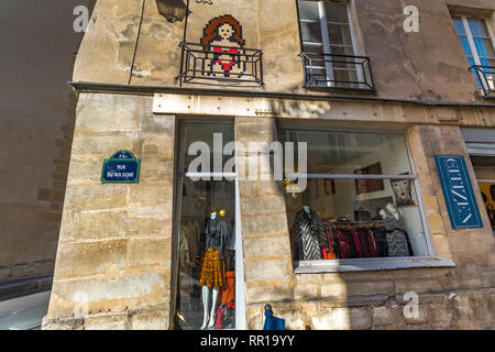 Bürger Concept Store ein Luxus Vintage Kleidung Shop auf der Rue du Roi Doré, im modischen Viertel Le Marais Paris mit Pixel Kunst an der Wand Stockfoto