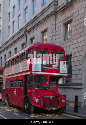 Im alten Stil Erbe Routemaster Double Decker Bus fahren ist ein eingeschränkter zwischen Trafalgar Square und Tower Hill, London von März bis September. Stockfoto