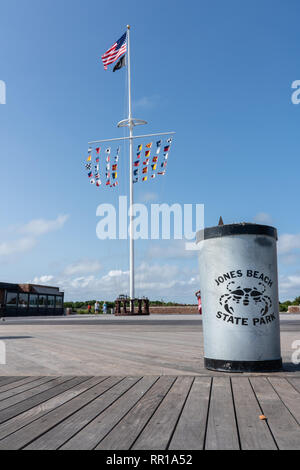 Wantaugh, NY - 21. August 2018: Der Fahnenmast auf dem Boardwalk an Jones Beach State Park hält die United States Flag, der POW/MIA Flagge und nautischen si Stockfoto