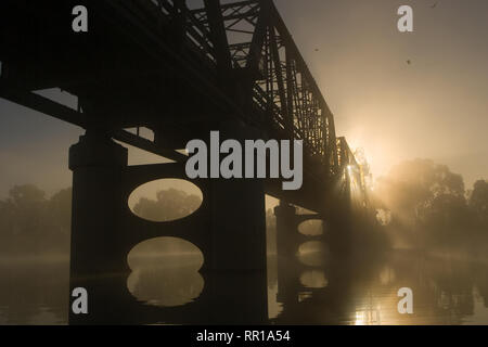 Alten Lift-span Brücke über den Murray River, zwischen Curlwaa (NSW) und Yelta (Victoria), an einem nebligen Winter morgen fotografiert. Stockfoto