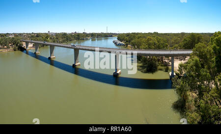 Hohen Winkel von George Chaffey Brücke, die den Murray River zwischen Buronga, NSW und in Mildura, Victoria kreuzt. Stockfoto