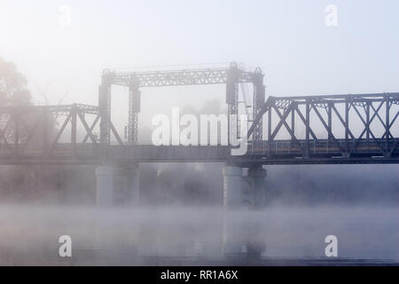 Alten Lift-span Brücke über den Murray River, nach Mildura, fotografiert an einem nebligen Winter morgen, 1928 erbaut. Stockfoto