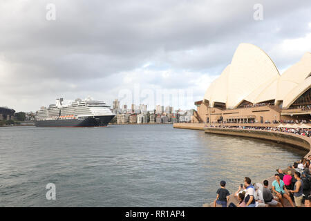 Der Holland America Line Noordam Kreuzfahrt Schiff verlässt den Hafen von Sydney auf einer Kreuzfahrt von Australien und Neuseeland. Stockfoto