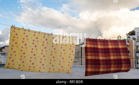 Trocknen Bettwäsche auf dem Dach eines Wohnhauses in Athen, Griechenland Stockfoto