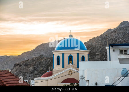 Sonnenuntergang hinter dem eine orthodoxe Kirche an einem schönen Sommertag in Serifos, Kykladen, Griechenland Stockfoto
