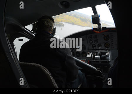 Ein Wasserflugzeug Pilot in einem Flugzeug Cockpit, fliegen über den See gefüllt borealen Wäldern der nördlichen Saskatchewan, in der Nähe der Stanley Mission, Kanada. Stockfoto