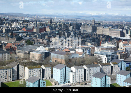 Ein stadtbild Blick auf die mittelalterliche Altstadt von der Innenstadt von Edinburgh, und seine neueren Außenbezirke, von Arthur's Seat, Schottland, Vereinigtes Königreich.