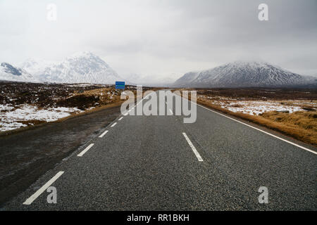 Eine leere Ausdehnung der Straße von Rannoch Moor in ein teilweise Schnee - Glencoe in die schottischen Highlands, Schottland, Vereinigtes Königreich. Stockfoto