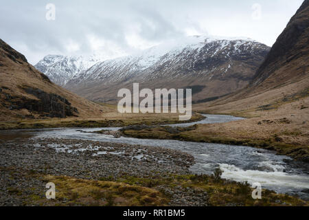 Der Fluss fliesst Etive unter dem Schnee Berge der Glen Etive Tal in den frühen Frühling entstaubt, Western Highlands, Schottland, Großbritannien. Stockfoto