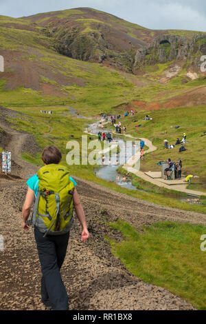 Wanderer nähert sich die heiße Quelle baden River im reykjadalur Valley. Hveragerdi, South Island. Stockfoto