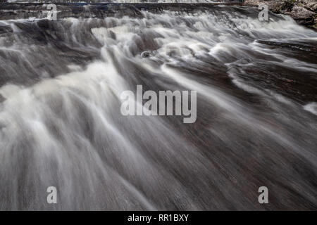 Nahaufnahme des unscharfen Wasser Bewegung durch Stromschnellen und Wasserfälle Stockfoto