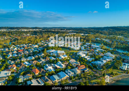 Luftaufnahme von Varsity Lakes suburb bei Sonnenuntergang. Gold Coast, Queensland, Australien Stockfoto