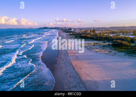 Antenne Landschaft von Palm Beach suburb Küste bei Sonnenuntergang. Menschen zu Fuß am Strand. Gold Coast, Queensland, Australien Stockfoto