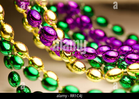 Nahaufnahme der abstrakten Kunst der traditionellen drei Farbe Mardi Gras Perlen (lila, gold und grün) Stockfoto