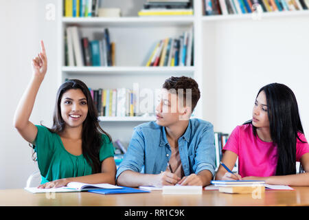 Latein Studentin Hand in Klassenzimmer der Schule Stockfoto