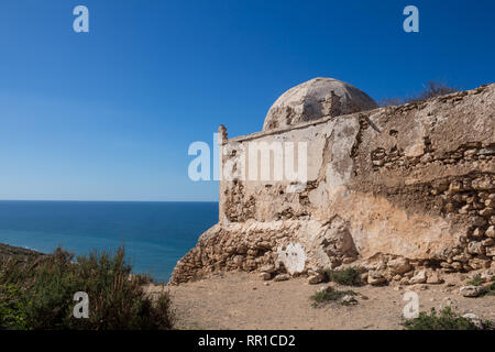 Kleine verlassene Moschee/Kapelle auf der Spitze einer Klippe an der Atlantik Küste. Dunkle blaue Wasser des Ozeans, strahlend blauen Himmel. Nördlich von Safi Stockfoto