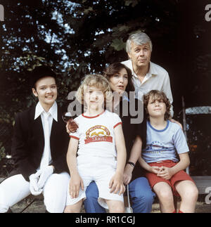 ICH HEIRATE EINE FAMILIE/2. Der Alltag beginnt/D 1983/Julia Biedermann, TIMMO NIESNER, Thekla Carola Wied, Peter Weck, TAREK HELMY - 2. Der Alltag beginnt EM/Überschrift: ICH HEIRATE EINE FAMILIE Stockfoto