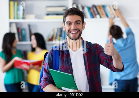 Gerne Spanisch männliche Kursteilnehmer mit einer Gruppe von Studenten an der Bibliothek der Universität Stockfoto