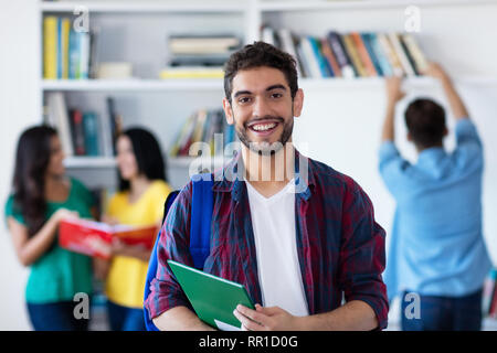 Lachend Spanisch männliche Kursteilnehmer mit einer Gruppe von Studenten an der Bibliothek der Universität Stockfoto