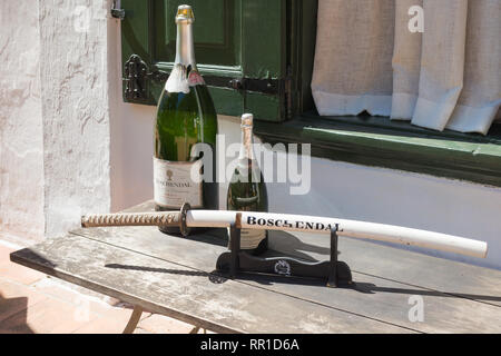 Weingut Boschendal Sekt Flaschen oder Magnum mit einem Schwert für sabrage auf einem Tisch im Manor house Cape Town, Südafrika Stockfoto