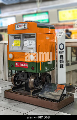 Lustige Briefkasten der japanischen Post Zug in der Shinagawa Station in Tokio Stockfoto