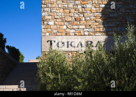 Tokara Weingut oder Wine Estate metallic Name auf der steinernen Fassade eines Gebäudes am Eingang in Cape Town, Südafrika Stockfoto